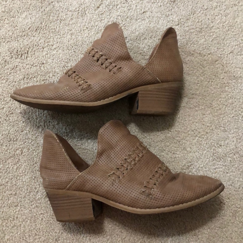 Size 8.5 universal thread tan booties
